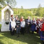 31.05.2021 Ciekoty. Nabożeństwo Majowe przy kapliczce. Majówka. Poseł Krzysztof Lipiec (w środku) oraz Zespół Pieśni i Tańca „Ciekoty” i KGW Brzezinianki / Jarosław Kubalski / Radio Kielce
