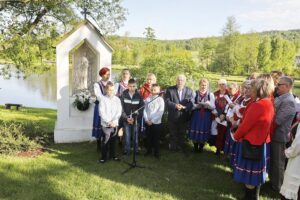 31.05.2021 Ciekoty. Nabożeństwo Majowe przy kapliczce. Majówka. Poseł Krzysztof Lipiec (w środku) oraz Zespół Pieśni i Tańca „Ciekoty” i KGW Brzezinianki / Jarosław Kubalski / Radio Kielce