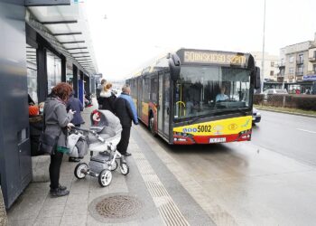 30.03.2021 Kielce. Ulica Żytnia. Autobus MPK / Jarosław Kubalski / Radio Kielce