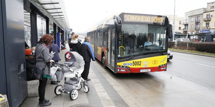 30.03.2021 Kielce. Ulica Żytnia. Autobus MPK / Jarosław Kubalski / Radio Kielce