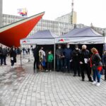 03.05.2021 Kielce. Mobilny punkt szczepień przeciwko COVID-19 przed ŚUW / Jarosław Kubalski / Radio Kielce