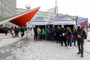 03.05.2021 Kielce. Mobilny punkt szczepień przeciwko COVID-19 przed ŚUW / Jarosław Kubalski / Radio Kielce