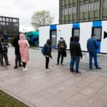 03.05.2021 Kielce. Mobilny punkt szczepień przeciwko COVID-19 przed ŚUW / Jarosław Kubalski / Radio Kielce