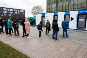 03.05.2021 Kielce. Mobilny punkt szczepień przeciwko COVID-19 przed ŚUW / Jarosław Kubalski / Radio Kielce