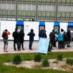 03.05.2021 Kielce. Mobilny punkt szczepień przeciwko COVID-19 przed ŚUW / Jarosław Kubalski / Radio Kielce