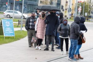 03.05.2021 Kielce. Mobilny punkt szczepień przeciwko COVID-19 przed ŚUW / Jarosław Kubalski / Radio Kielce