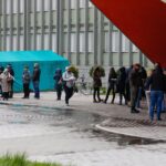 03.05.2021 Kielce. Mobilny punkt szczepień przeciwko COVID-19 przed ŚUW / Jarosław Kubalski / Radio Kielce