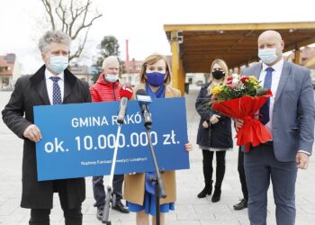 06.05.2021 Raków. Konferencja na temat Rządowych Funduszy Lokalnych. Na zdjęciu od lewej: senator Krzysztof Słoń, wiceminister kultury, dziedzictwa narodowego i sportu i wójt Rakowa Damian Szpak / Jarosław Kubalski / Radio Kielce