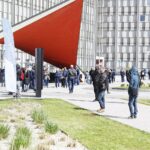 08.05.2021 Kielce. Mobilny punkt szczepień przeciwko COVID-19 przy ŚUW. Kolejka chętnych do zaszczepienia / Jarosław Kubalski / Radio Kielce