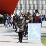 08.05.2021 Kielce. Mobilny punkt szczepień przeciwko COVID-19 przy ŚUW. Kolejka chętnych do zaszczepienia / Jarosław Kubalski / Radio Kielce