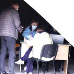 08.05.2021 Kielce. Mobilny punkt szczepień przeciwko COVID-19 przy ŚUW. Kolejka chętnych do zaszczepienia / Jarosław Kubalski / Radio Kielce