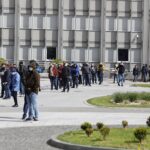 08.05.2021 Kielce. Mobilny punkt szczepień przeciwko COVID-19 przy ŚUW. Kolejka chętnych do zaszczepienia / Jarosław Kubalski / Radio Kielce