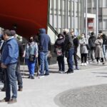 08.05.2021 Kielce. Mobilny punkt szczepień przeciwko COVID-19 przy ŚUW. Kolejka chętnych do zaszczepienia / Jarosław Kubalski / Radio Kielce