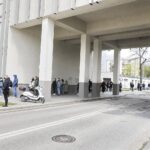 08.05.2021 Kielce. Mobilny punkt szczepień przeciwko COVID-19 przy ŚUW. Kolejka chętnych do zaszczepienia / Jarosław Kubalski / Radio Kielce