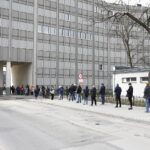 08.05.2021 Kielce. Mobilny punkt szczepień przeciwko COVID-19 przy ŚUW. Kolejka chętnych do zaszczepienia / Jarosław Kubalski / Radio Kielce