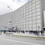 08.05.2021 Kielce. Mobilny punkt szczepień przeciwko COVID-19 przy ŚUW. Kolejka chętnych do zaszczepienia / Jarosław Kubalski / Radio Kielce