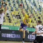 08.05.2021 Kielce Piłka ręczna. PGNiG Superliga. Mecz Łomża Vive Kielce - Piotrkowianin Piotrków Trybunalski. Na zdjęciu (z piłką): Igor Karacić / Jarosław Kubalski / Radio Kielce
