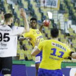 08.05.2021 Kielce Piłka ręczna. PGNiG Superliga. Mecz Łomża Vive Kielce - Piotrkowianin Piotrków Trybunalski. Na zdjęciu (z piłką): Faruk Jusuf / Jarosław Kubalski / Radio Kielce