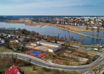 19.04.2021 Starachowice. Działka i budynek po Gimnazjum nr 1 / Marek Materek / Facebook