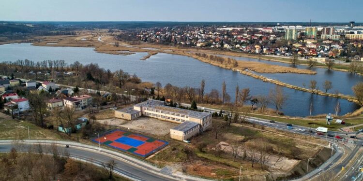 19.04.2021 Starachowice. Działka i budynek po Gimnazjum nr 1 / Marek Materek / Facebook