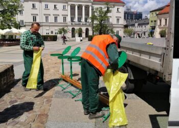 28.05.2021. Kielce. Dodatkowe kosze na śmieci na Rynku / zielen.kielce.pl