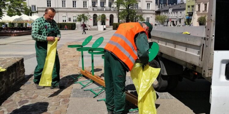 28.05.2021. Kielce. Dodatkowe kosze na śmieci na Rynku / zielen.kielce.pl