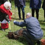 06.05.2021. Bukowie, gm. Kunów. Sadzenie buków. Krystyna Jara - mieszkanka Bukowia, , na zdjęciu z prawej Stanisław Dziułka - sołtys Bukowia / Emilia Sitarska / Radio Kielce