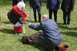 06.05.2021. Bukowie, gm. Kunów. Sadzenie buków. Krystyna Jara - mieszkanka Bukowia, , na zdjęciu z prawej Stanisław Dziułka - sołtys Bukowia / Emilia Sitarska / Radio Kielce