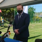 11.05.2021 Ostrowiec Świętokrzyski. Podpisanie umowy na budowę polderów przeciwpowodziowych na rzece Modle. Na zdjęciu Krzysztof Woś - zastępca prezesa Wód Polskich ds. ochrony przed powodzią i suszą / Emilia Sitarska / Radio Kielce