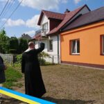 28.05.2021. Kunów. Ul. Ogrodowa. Oddanie do użytku domu socjalnego. Na zdjęciu: mieszkanie poświęcił ks. Robert Utnik – wikary z parafii pw. św. Władysława w Kunowie / Emilia Sitarska / Radio Kielce