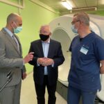 12.05.2021. Starachowice, Przekazanie nowego tomografu dla szpitala. Na zdjęciu od lewej dyrektor szpitala Grzegorz Kaleta, poseł Krzysztof Lipiec, radiolog dr Jarosław Bilski / Anna Głąb / Radio Kielce