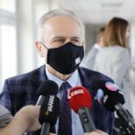 20.05.2021. Kielce. Pasieka na dachu Politechniki Świętokrzyskiej. Na zdjęciu: prof. Zbigniew Koruba - rektor Politechniki Świętokrzyskiej / Wiktor Taszłow / Radio Kielce