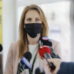 20.05.2021. Kielce. Pasieka na dachu Politechniki Świętokrzyskiej. Na zdjęciu: Katarzyna Sodo - dyrektor MB Recycling / Wiktor Taszłow / Radio Kielce