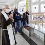 20.05.2021. Kielce. Pasieka na dachu Politechniki Świętokrzyskiej. Na zdjęciu: ojciec Józef Mońko - zakon braci mniejszych Kapucynów / Wiktor Taszłow / Radio Kielce