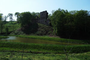Międzygórz. Okolice ruin zamku, kwitnące sady / Emilia Sitarska / Radio Kielce