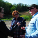 Międzygórz. Okolice ruin zamku, na zdjęciu wójt Lipnika Andrzej Grządziel z małżonką Małgorzatą / Radio Kielce