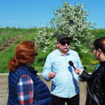 Międzygórz. Okolice ruin zamku, na zdjęciu wójt Lipnika Andrzej Grządziel z małżonką Małgorzatą / Radio Kielce