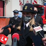 04.05.2021. Ostrowiec Świętokrzyski. Nowy skokochron ostrowieckiej straży pożarnej. Na zdjęciu mł. bryg. Barbara Majdak - rzecznik prasowy PSP w Ostrowcu Świętokrzyskim / Emilia Sitarska / Radio Kielce