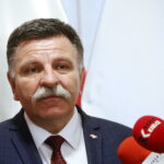 Konferencja w urzędzie wojewódzkim. Elżbieta Rafalska - minister rodziny, pracy i polityki społecznej wraz z wojewodą podsumowała ministerialne programy realizowane w województwie świętokrzyskim. Na zdjęciu: Andrzej Kryj - poseł PIS / Marzena Mąkosa / Radio Kielce