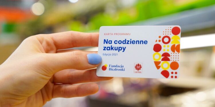 Na zdjęciu: karta na zakupy dla seniorów / kielce.caritas.pl