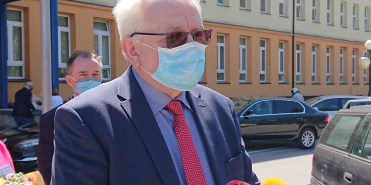 Dr Adam Karolik - dyrektor ds. lecznictwa w ZOZ w Ostrowcu Świętokrzyskim / Emilia Sitarska / Radio Kielce