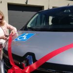 24.05.2021. Ożarów. Przekazanie samochodu do przewożenia osób starszych i niepełnosprawnych. Na zdjęciu: Na zdjęciu: Małgorzata Dębniak - kierownik OPS w Ożarowie / Emilia Sitarska / Radio Kielce