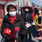 04.05.2021. Ostrowiec Świętokrzyski. Nowy skokochron ostrowieckiej straży pożarnej. Na zdjęciu (od lewej): Marzena Dębniak - starosta ostrowiecki, Mariusz Pasternak - przewodniczący rady powiatu, Agnieszka Rogalińska - członek zarządu powiatu ostrowieckiego / Emilia Sitarska / Radio Kielce