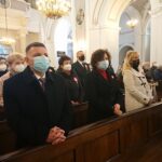03.05.2021. Ostrowiec Świętokrzyski. Rocznica uchwalenia Konstytucji 3 Maja. Na zdjęciu od lewej poseł Andrzej Kryj, Grażyna Maj i Renata Duda - radne rady miasta w Ostrowcu Świętokrzyskim / Emilia Sitarska / Radio Kielce