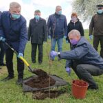 06.05.2021. Bukowie, gm. Kunów. Sadzenie buków. Na zdjęciu: Jarosław Rusiecki - senator PiS (z lewej) i Stanisław Dziułka - sołtys Bukowia / Emilia Sitarska / Radio Kielce