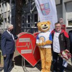 17.05.2021. Kielce. Przed Urzędem Marszałkowskim Województwa Świętokrzyskiego w Kielcach stanął kosz na plastikowe nakrętki. Na zdjęciu (od lewej): Andrzej Bętkowski - marszałek województwa świętokrzyskiego, Dariusz Lisowski - prezes Fundacji Miśka Zdziśka „Błękitny Promyk Nadziei”, Mariusz Bodo - sekretarz województwa świętokrzyskiego / Iwona Murawska / Radio Kielce