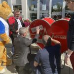 17.05.2021. Kielce. Przed Urzędem Marszałkowskim Województwa Świętokrzyskiego stanął kosz na plastikowe nakrętki / Iwona Murawska / Radio Kielce