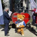 17.05.2021. Kielce. Przed Urzędem Marszałkowskim Województwa Świętokrzyskiego stanął kosz na plastikowe nakrętki. Na zdjęciu (od lewej): Andrzej Bętkowski - marszałek województwa świętokrzyskiego, Dariusz Lisowski - prezes Fundacji Miśka Zdziśka „Błękitny Promyk Nadziei” / Iwona Murawska / Radio Kielce