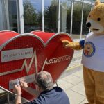 17.05.2021. Kielce. Przed Urzędem Marszałkowskim Województwa Świętokrzyskiego w Kielcach stanął kosz na plastikowe nakrętki / Iwona Murawska / Radio Kielce