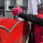 17.05.2021. Kielce. Przed Przed Urzędem Marszałkowskim Województwa Świętokrzyskiego w Kielcach stanął kosz na plastikowe nakrętki / Iwona Murawska / Radio Kielce